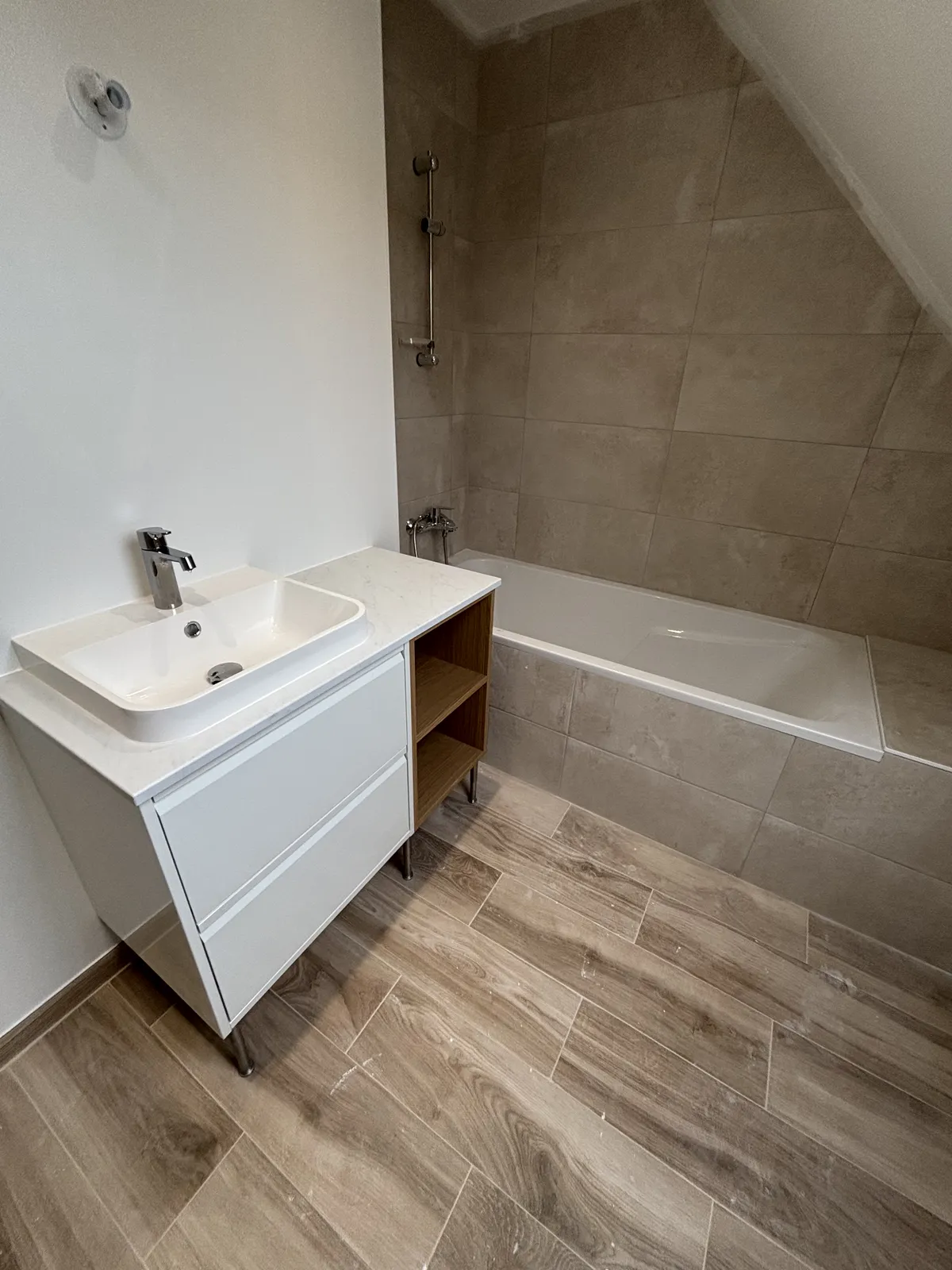Salle de bain sous combles avec baignoire - Taupont