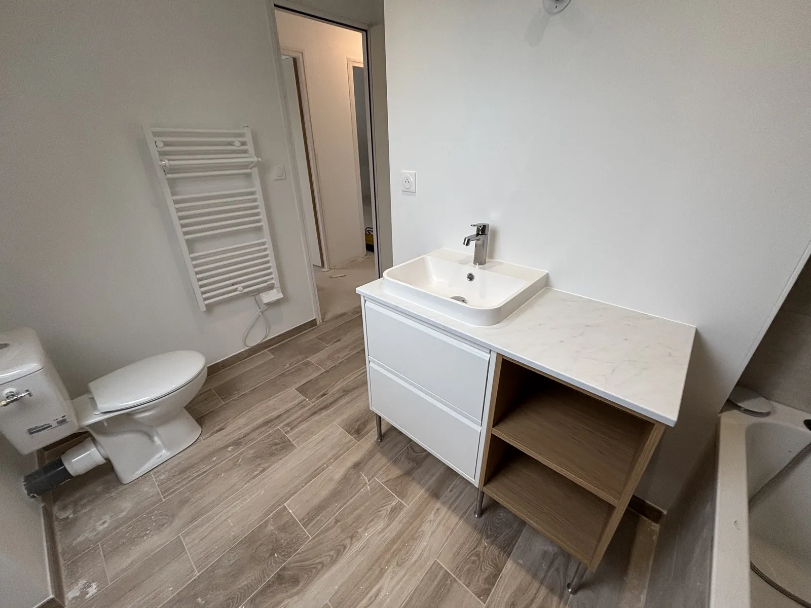 Salle de bain lumineuse style scandinave - Beignon