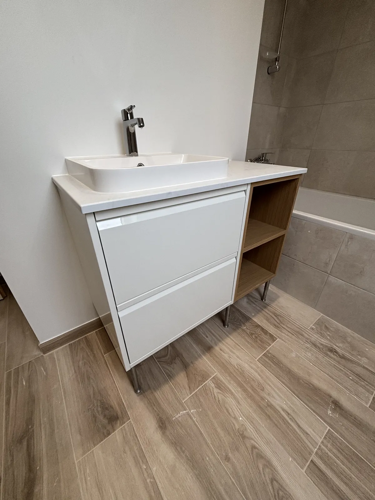 Salle de bain lumineuse style scandinave - Beignon