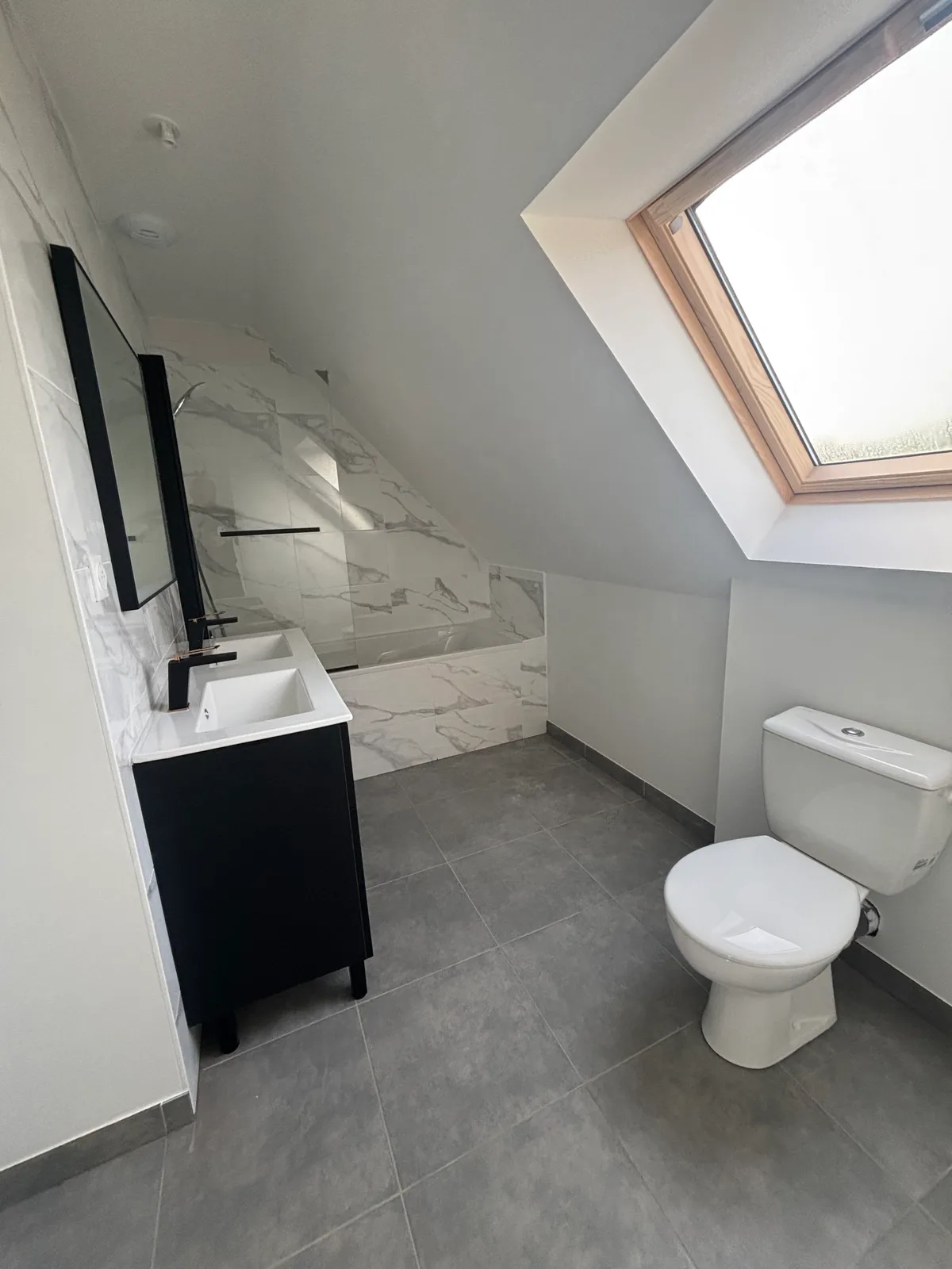 Baignoire avec pare-baignoire, robinetterie murale, meuble double vasque 120 cm et WC — Elven