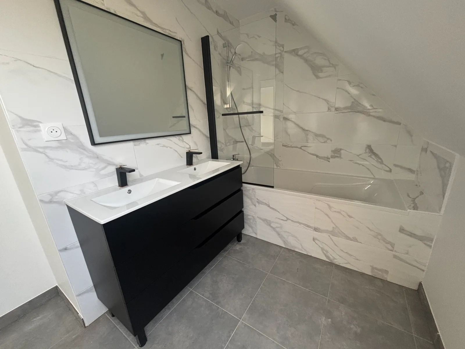 Baignoire avec pare-baignoire, robinetterie murale, meuble double vasque 120 cm et WC — Elven