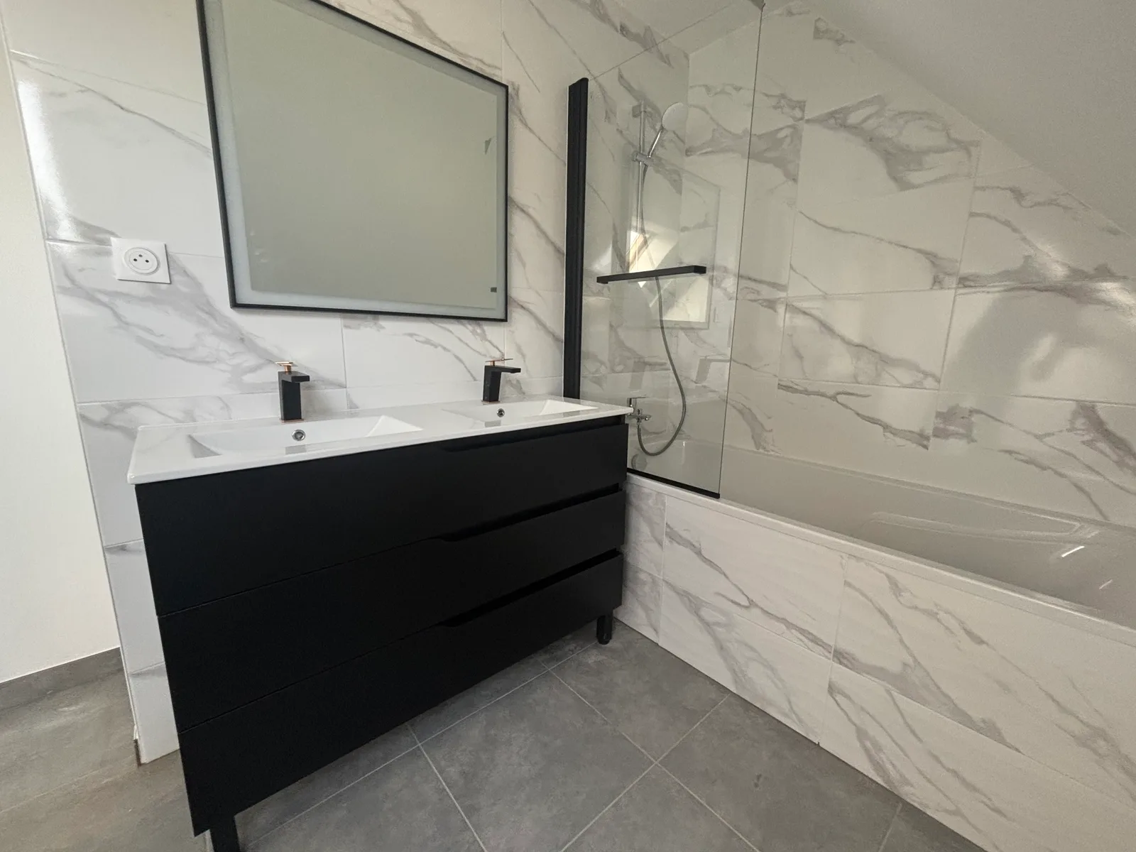 Baignoire avec pare-baignoire, robinetterie murale, meuble double vasque 120 cm et WC — Elven