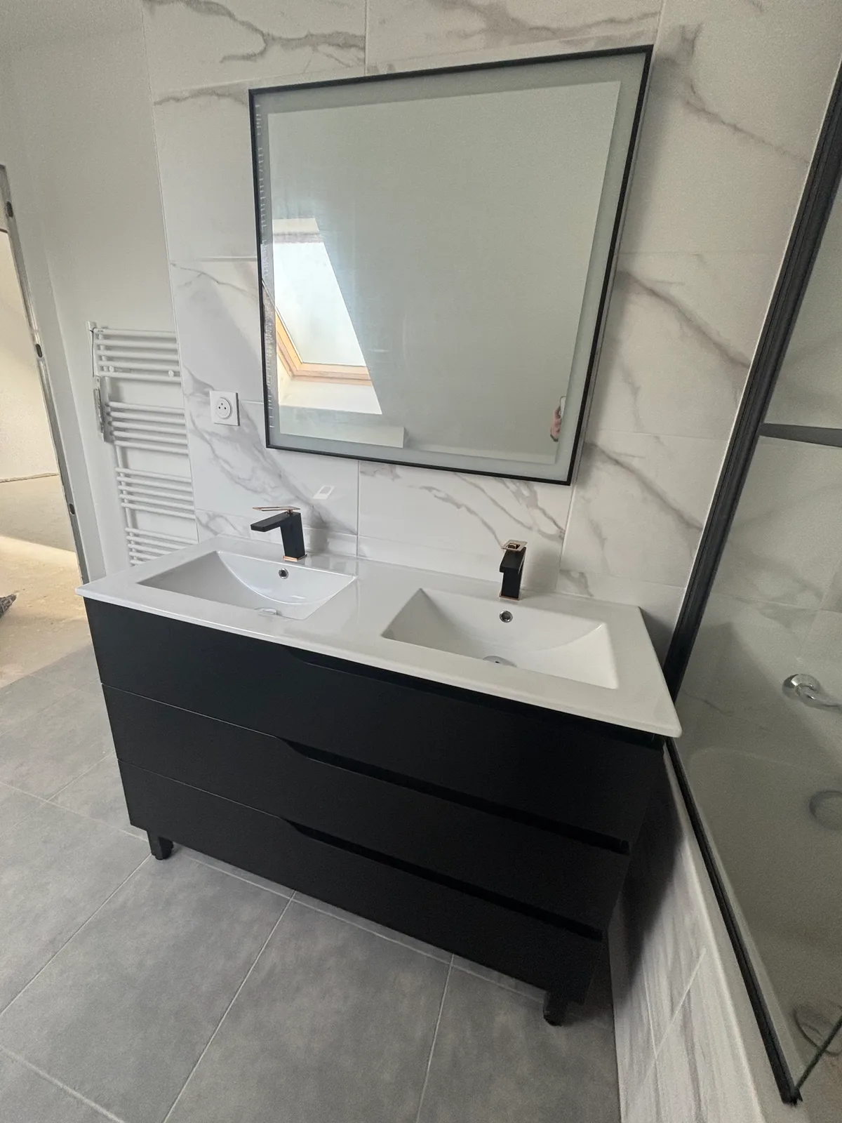 Baignoire avec pare-baignoire, robinetterie murale, meuble double vasque 120 cm et WC — Elven