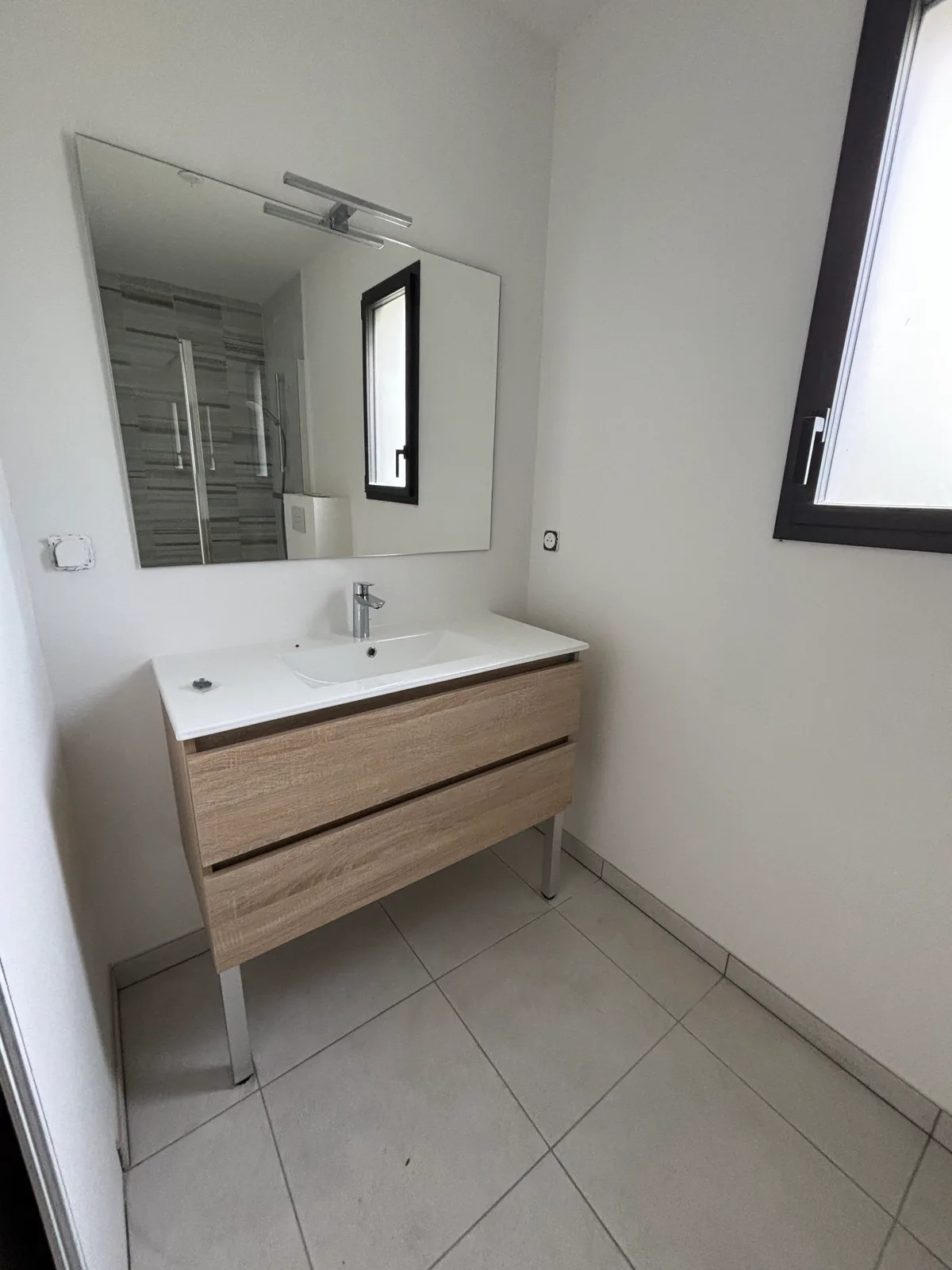 WC suspendu, receveur Acquabella 140x90, paroi de douche Ronal, colonne de douche Grohe — Questembert