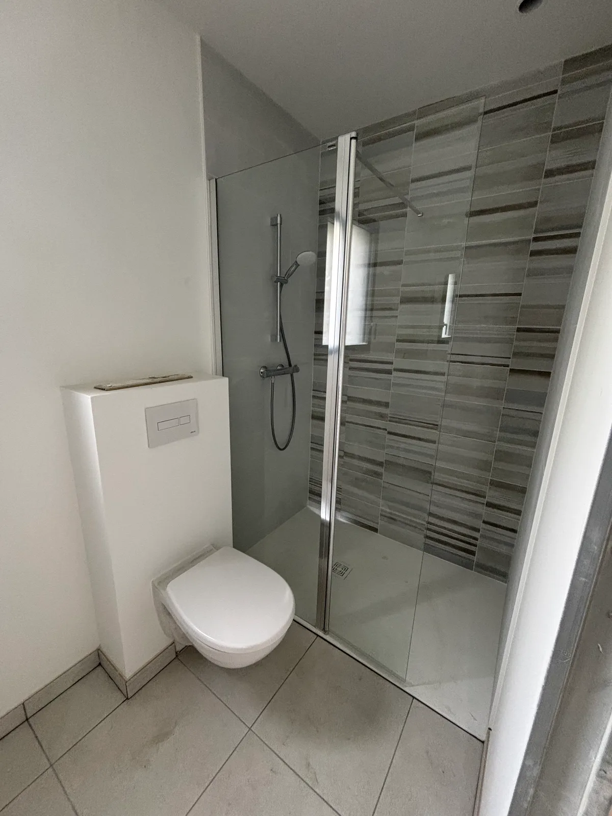 WC suspendu, receveur Acquabella 140x90, paroi de douche Ronal, colonne de douche Grohe — Questembert