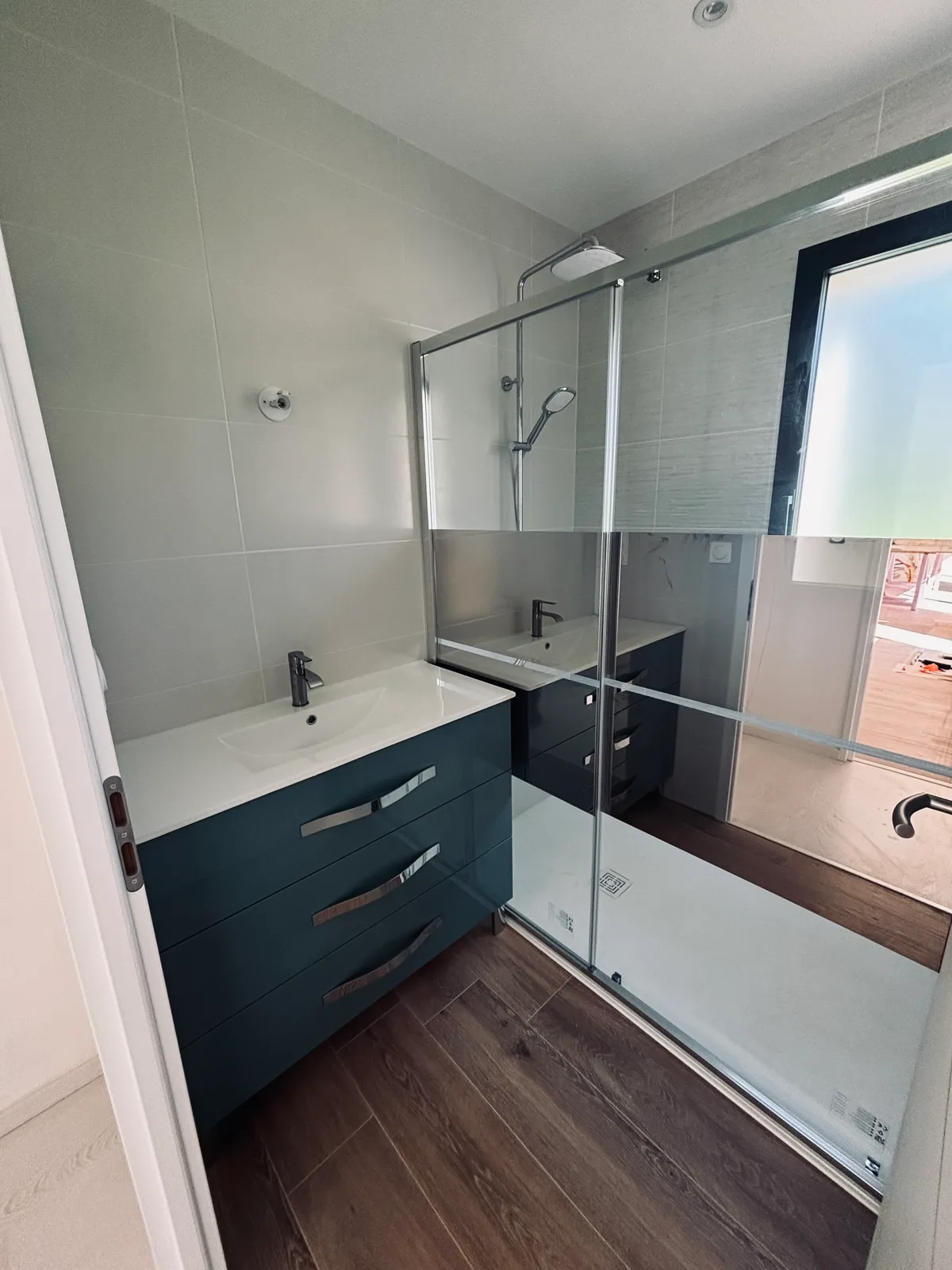 Receveur de douche, paroi coulissante 160 cm, meuble vasque 90 cm 3 tiroirs — Camors