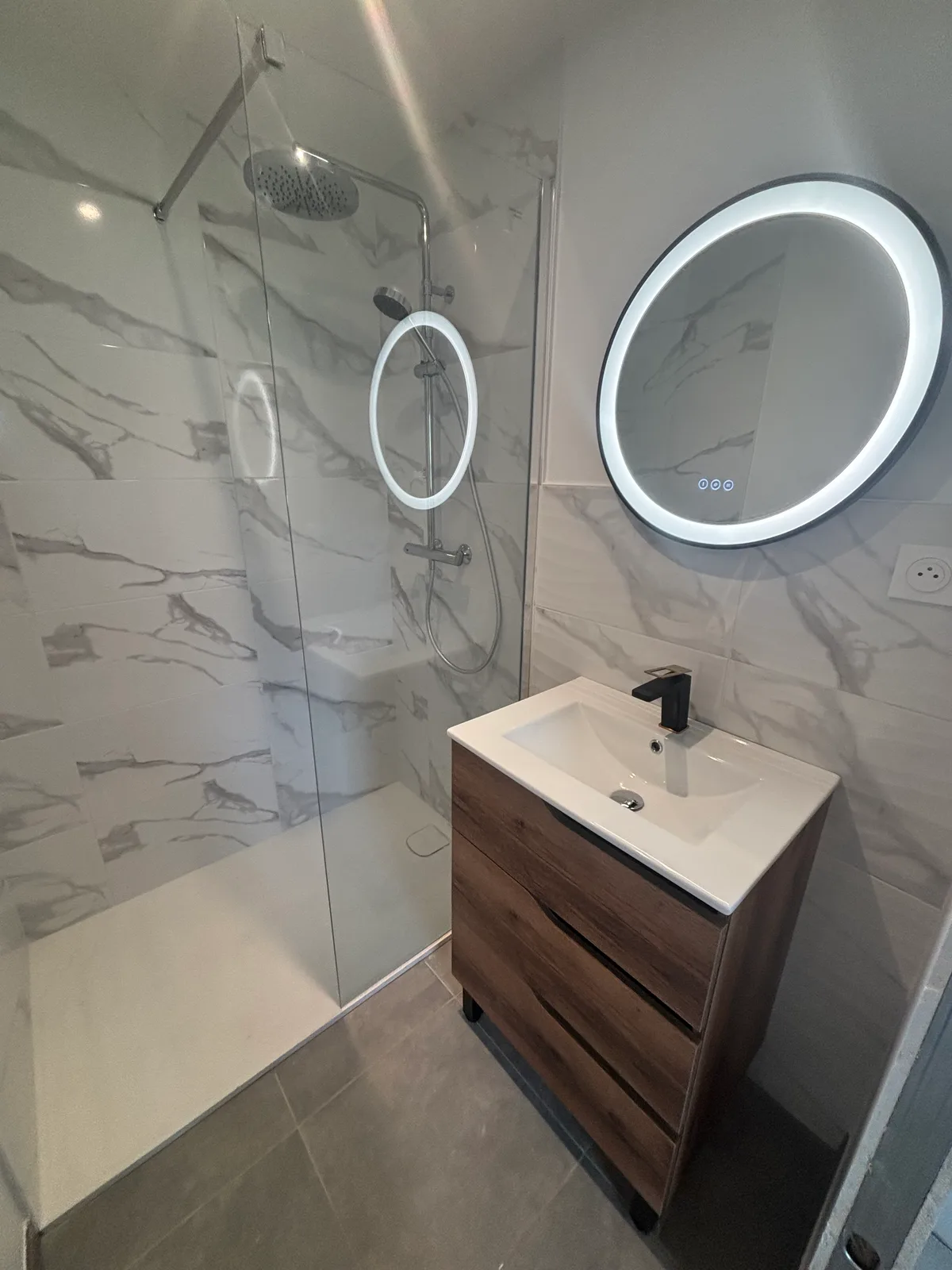Receveur MCBATH 120x80, colonne de douche thermostatique chromée, meuble vasque avec miroir rétro-éclairé — Elven