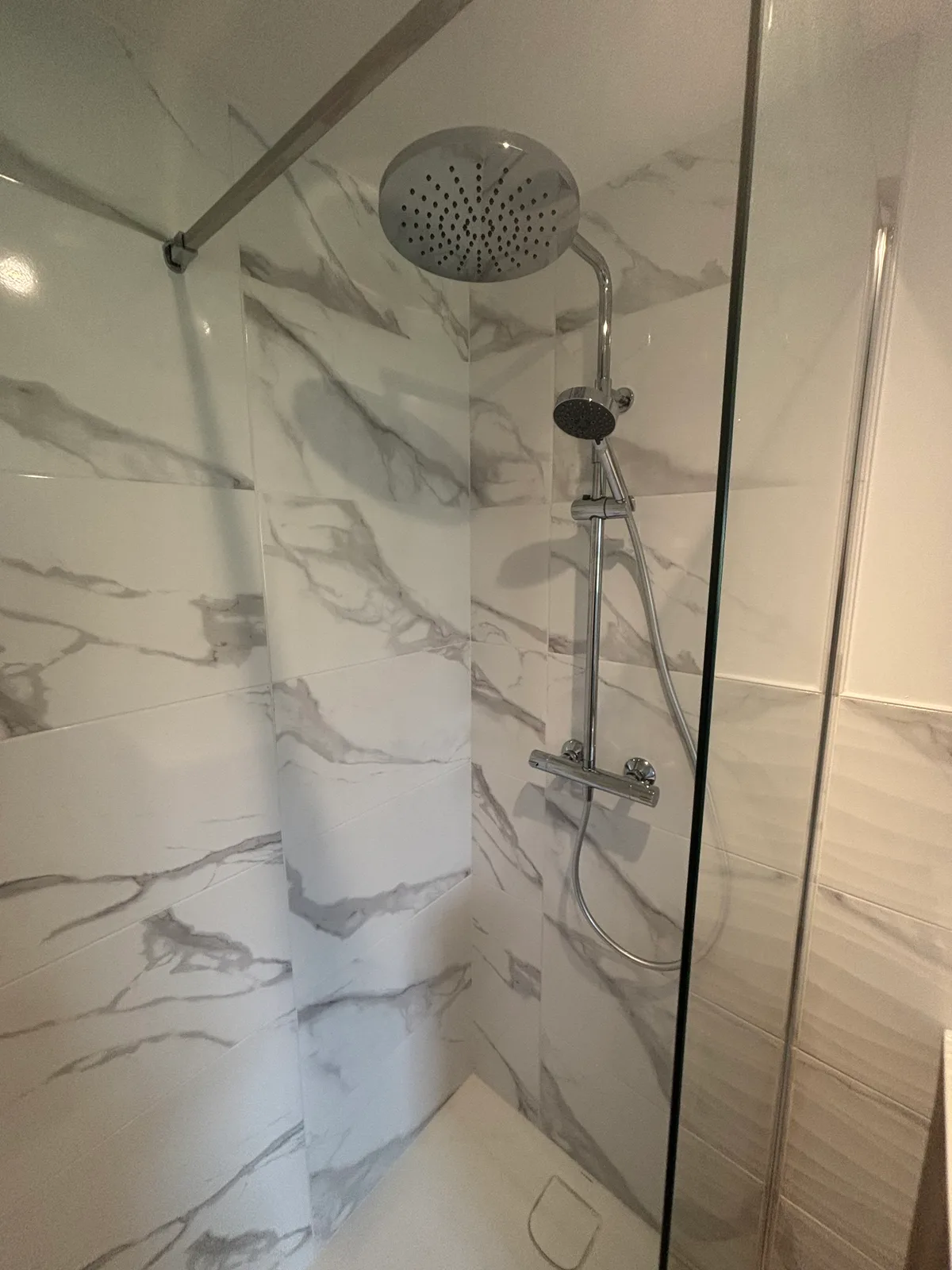 Receveur MCBATH 120x80, colonne de douche thermostatique chromée, meuble vasque avec miroir rétro-éclairé — Elven
