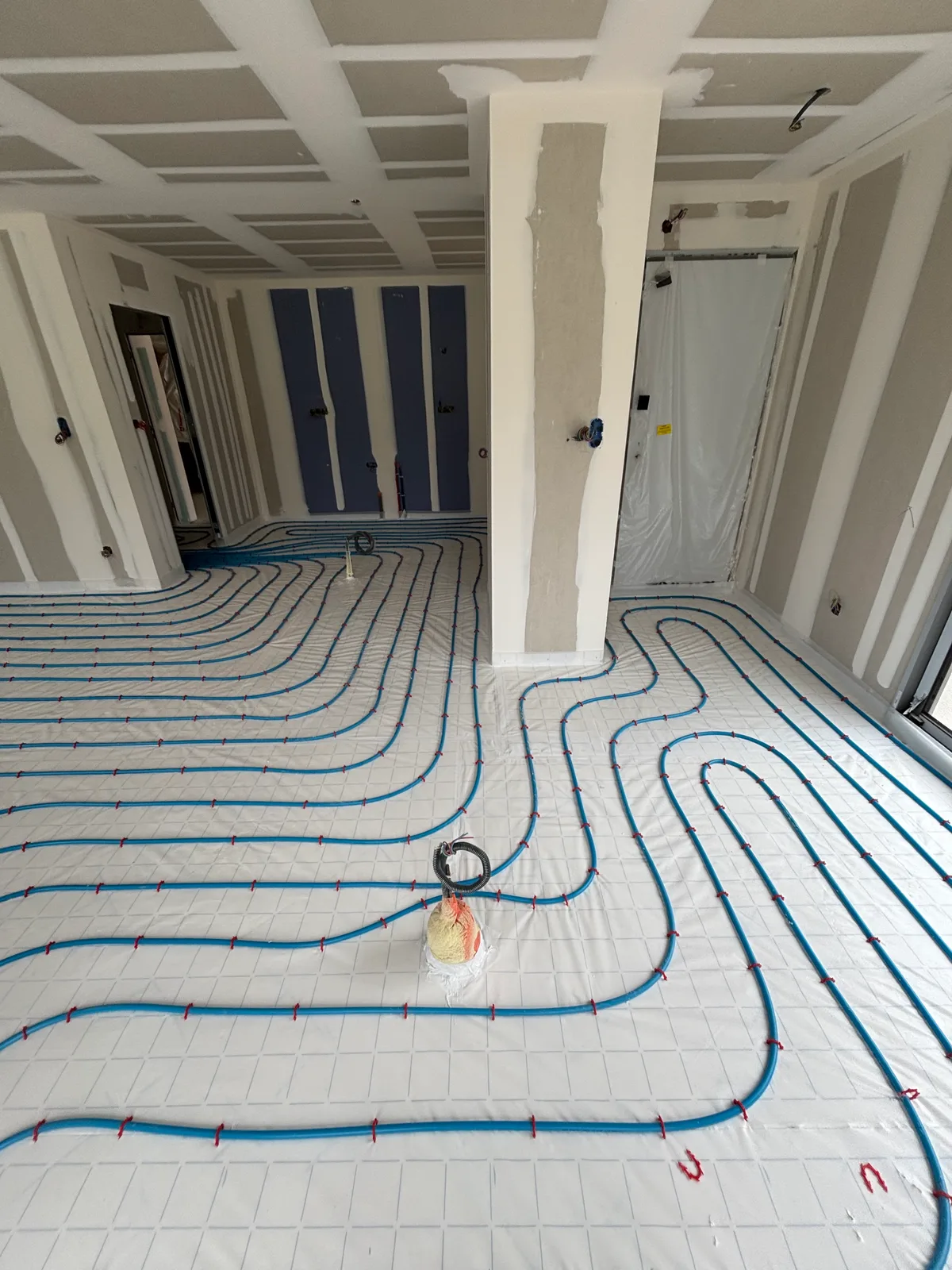 Plancher chauffant avec collecteur inox et tuyaux Thermacome
