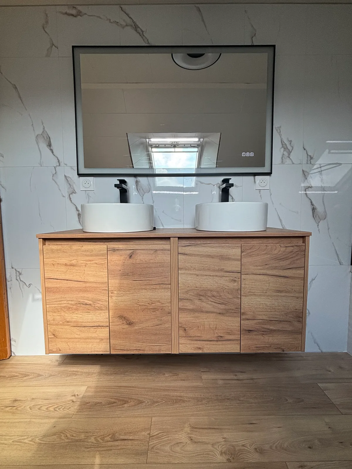 Baignoire, meuble double vasque avec mitigeur et miroir, WC suspendu, radiateur — Saint-Servant