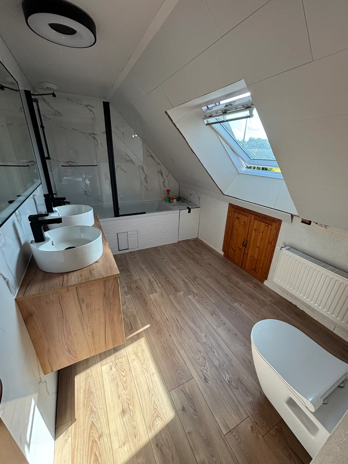 Baignoire, meuble double vasque avec mitigeur et miroir, WC suspendu, radiateur — Saint-Servant