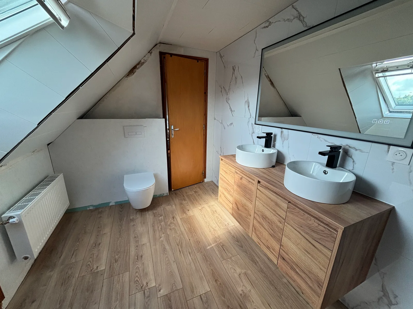 Baignoire, meuble double vasque avec mitigeur et miroir, WC suspendu, radiateur — Saint-Servant