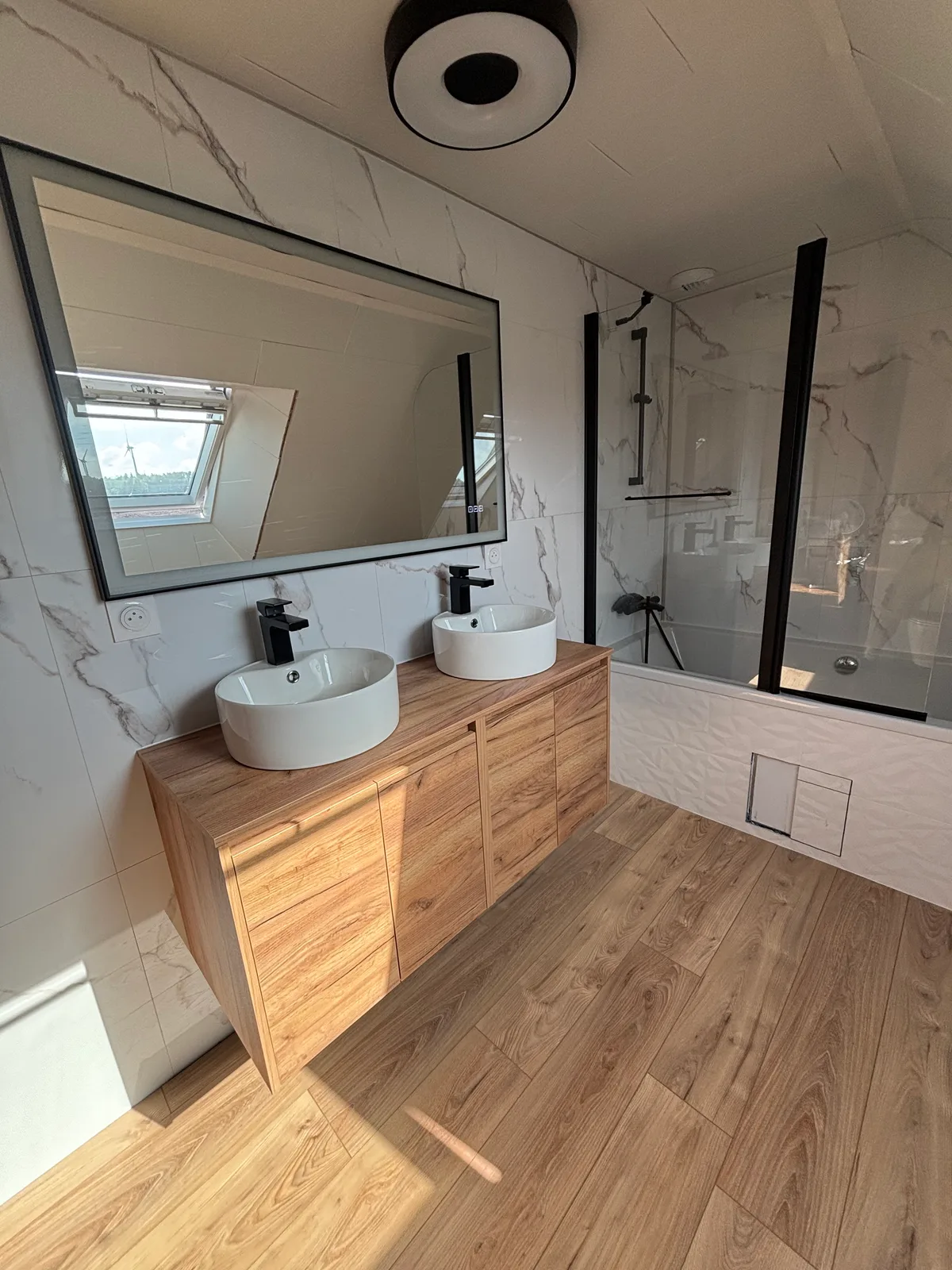 Baignoire, meuble double vasque avec mitigeur et miroir, WC suspendu, radiateur — Saint-Servant
