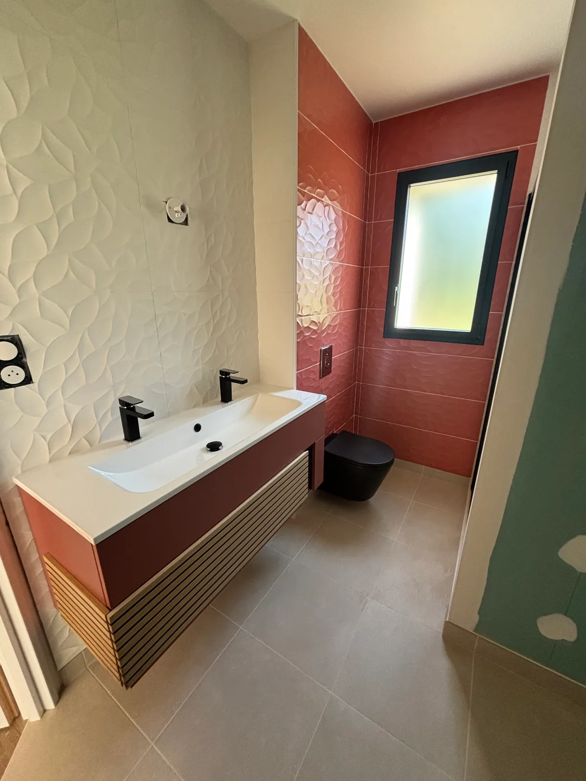 WC suspendu Geberit, receveur et paroi de douche noirs 160cm, meuble vasque suspendu — Camors