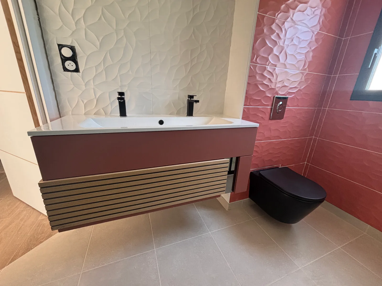 WC suspendu Geberit, receveur et paroi de douche noirs 160cm, meuble vasque suspendu — Camors