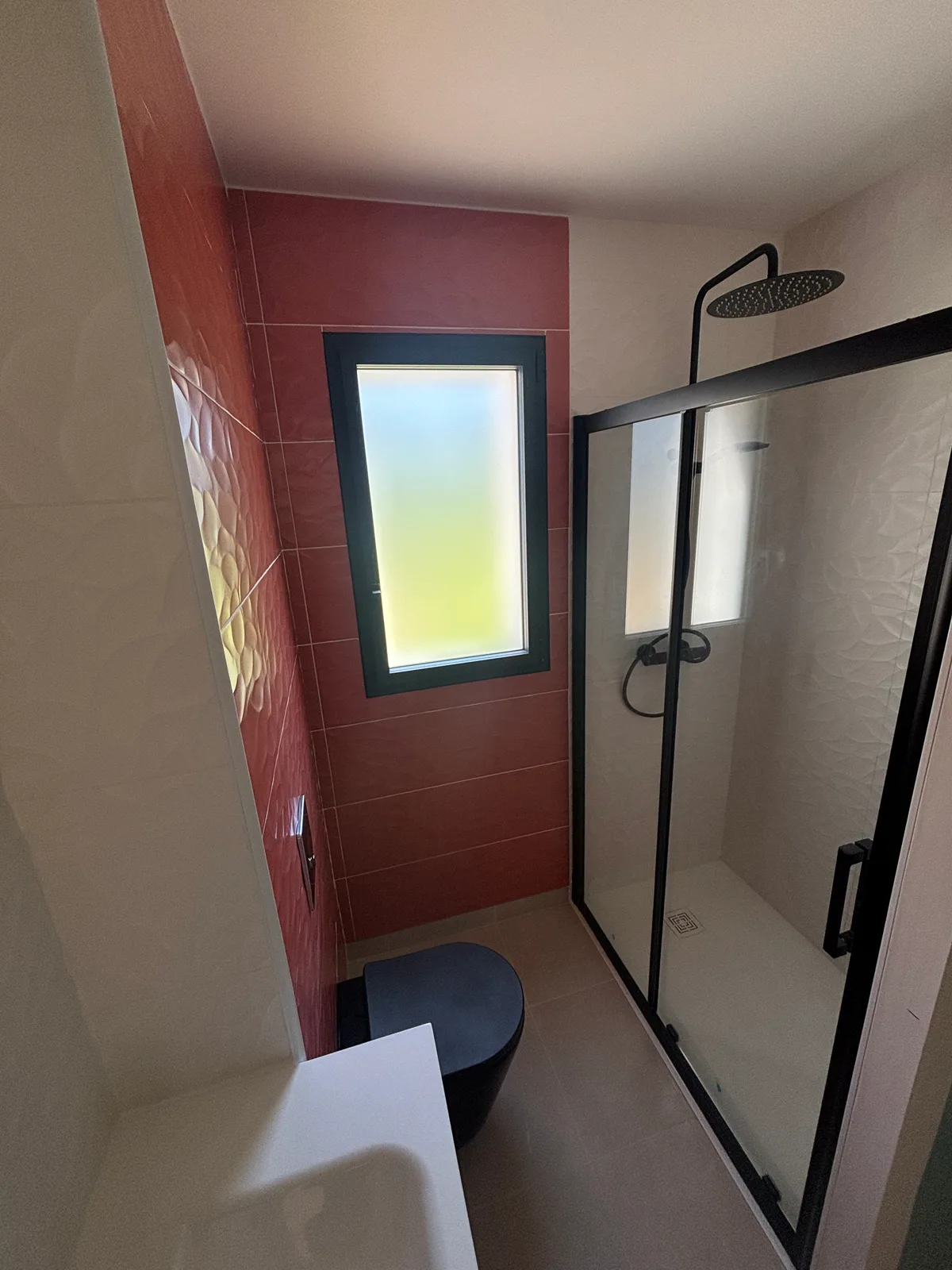 WC suspendu Geberit, receveur et paroi de douche noirs 160cm, meuble vasque suspendu — Camors