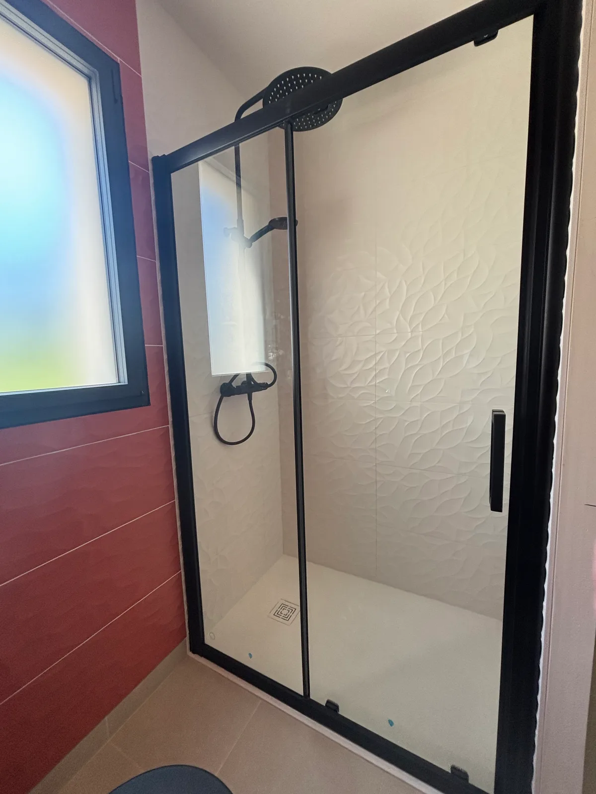 WC suspendu Geberit, receveur et paroi de douche noirs 160cm, meuble vasque suspendu — Camors